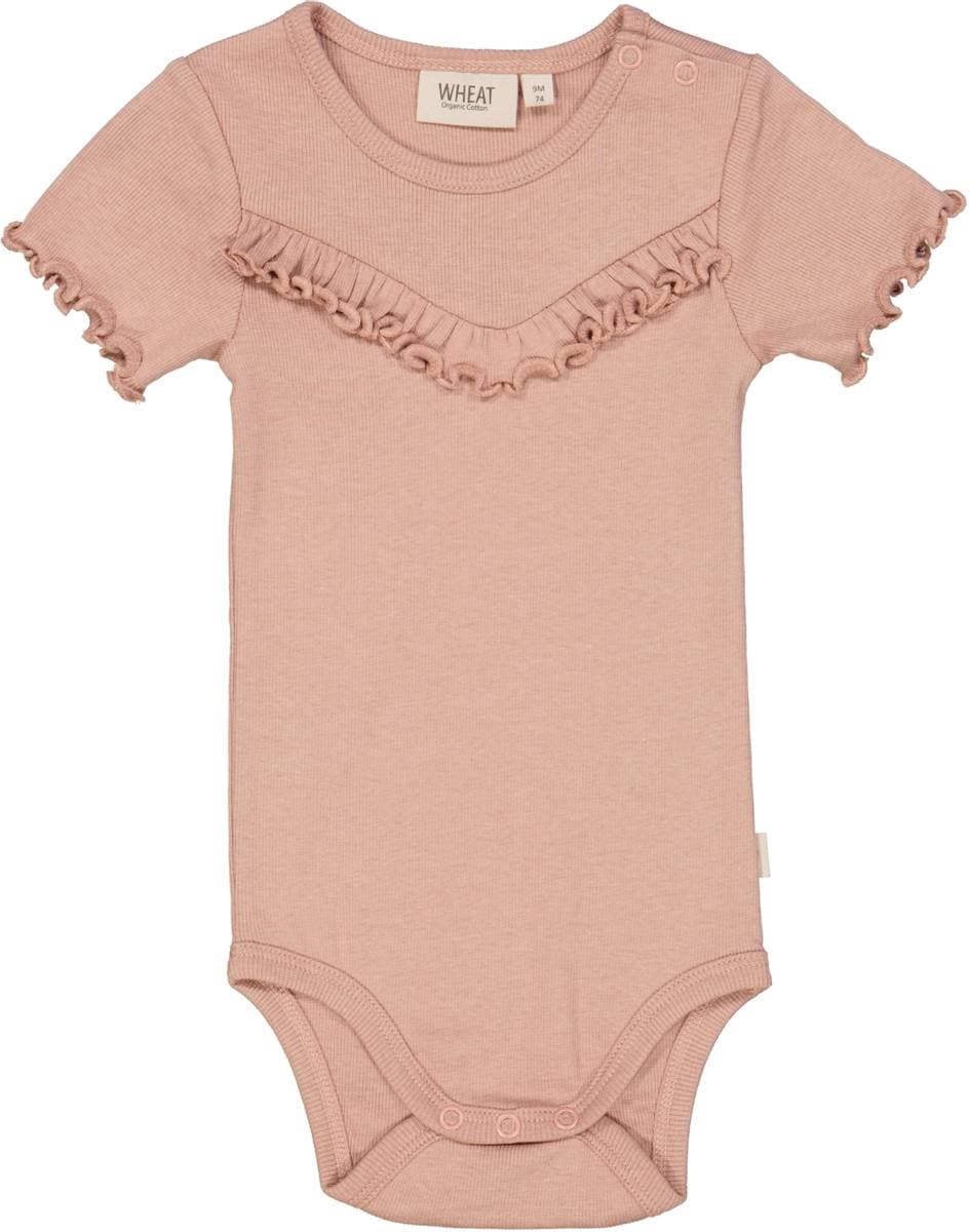 Wheat Rib Body Ruffle Ss Rose Dawn (56 / 1-2 mnd)